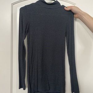 Lightweight Stripped Turtleneck